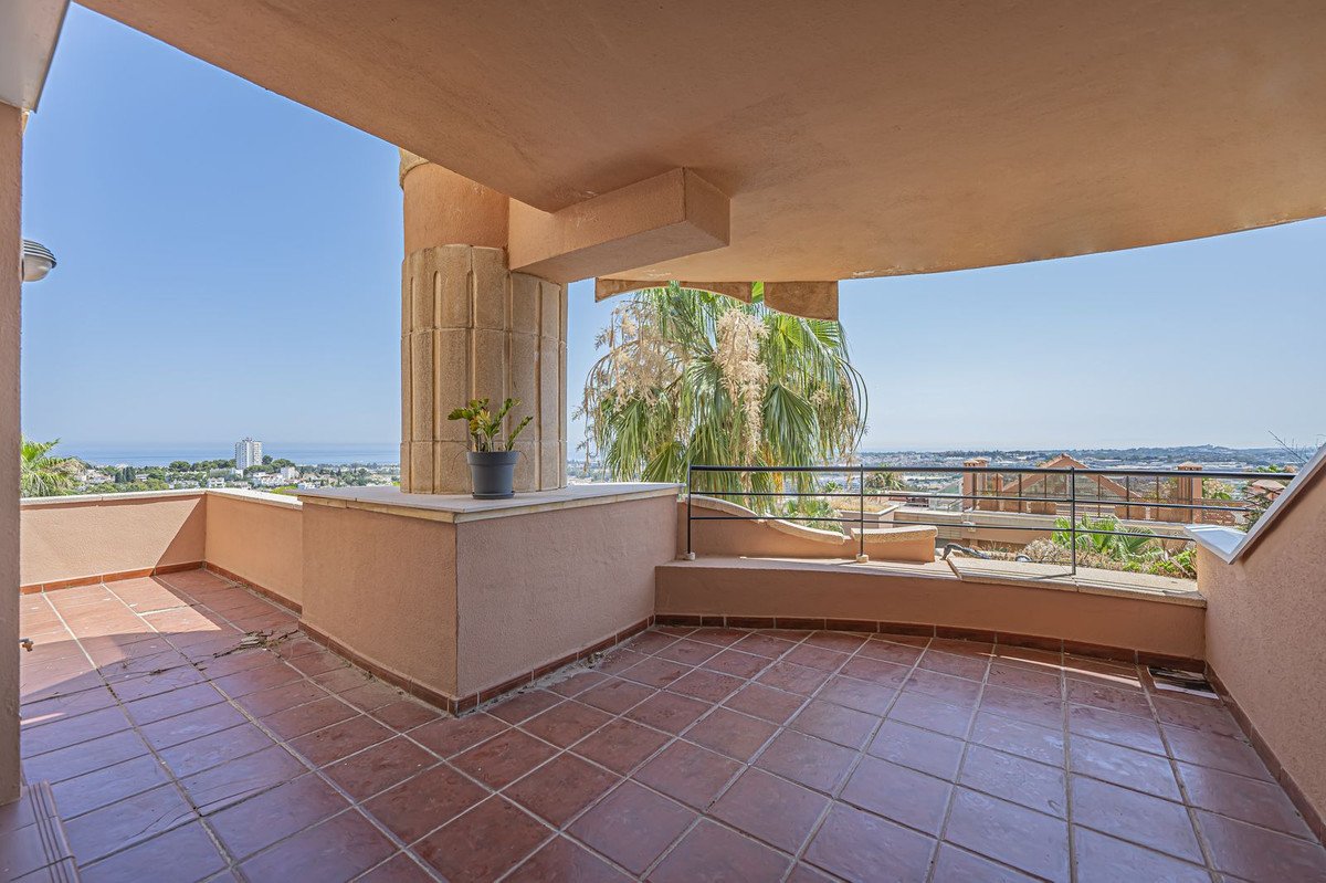 2 Bed Middle Floor Apartment in Nueva Andalucía in Nueva Andalucía, Apartment
