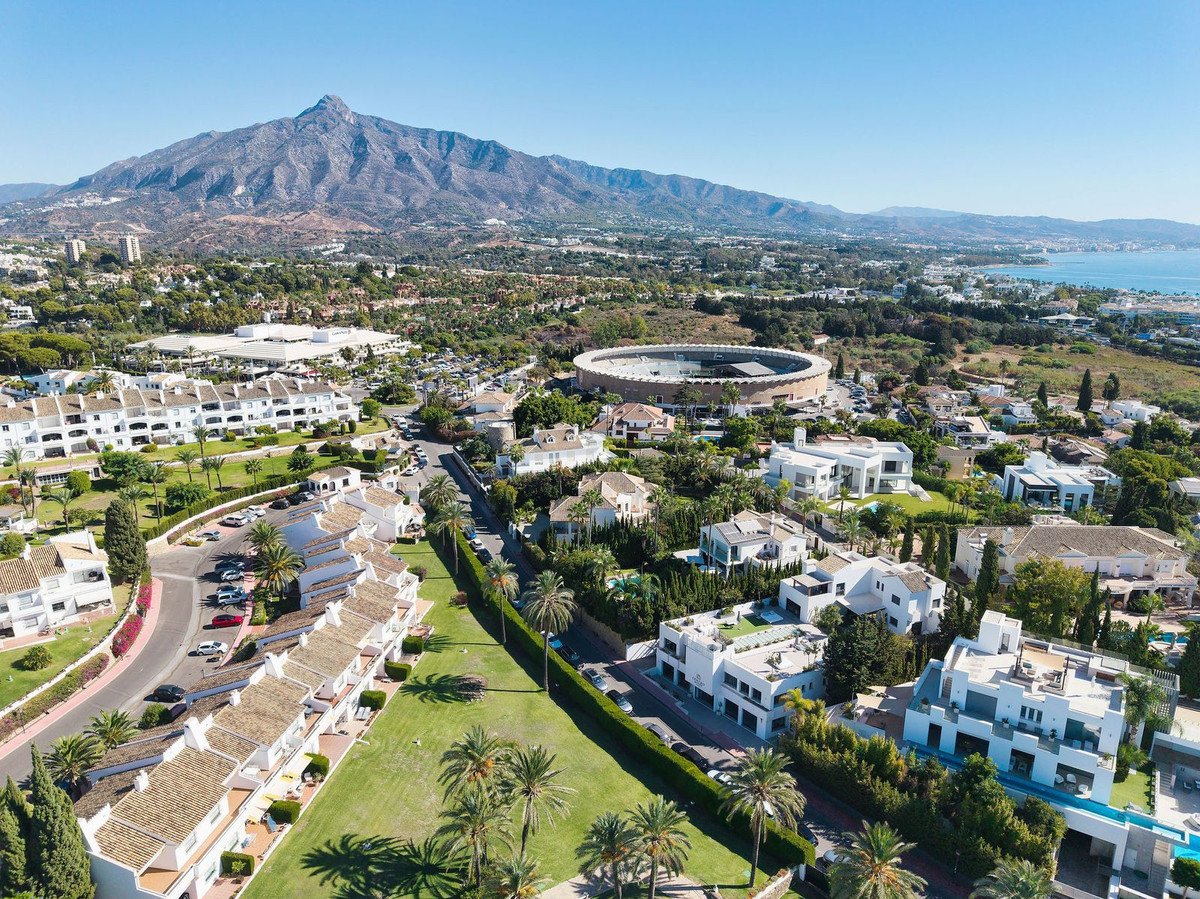 2 Bed شقة في الطابق الأرضي in Nueva Andalucía في Nueva Andalucía, شقة