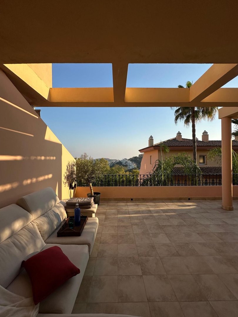 2 Bed شقة في الطابق الأرضي in Nueva Andalucía في Nueva Andalucía, شقة