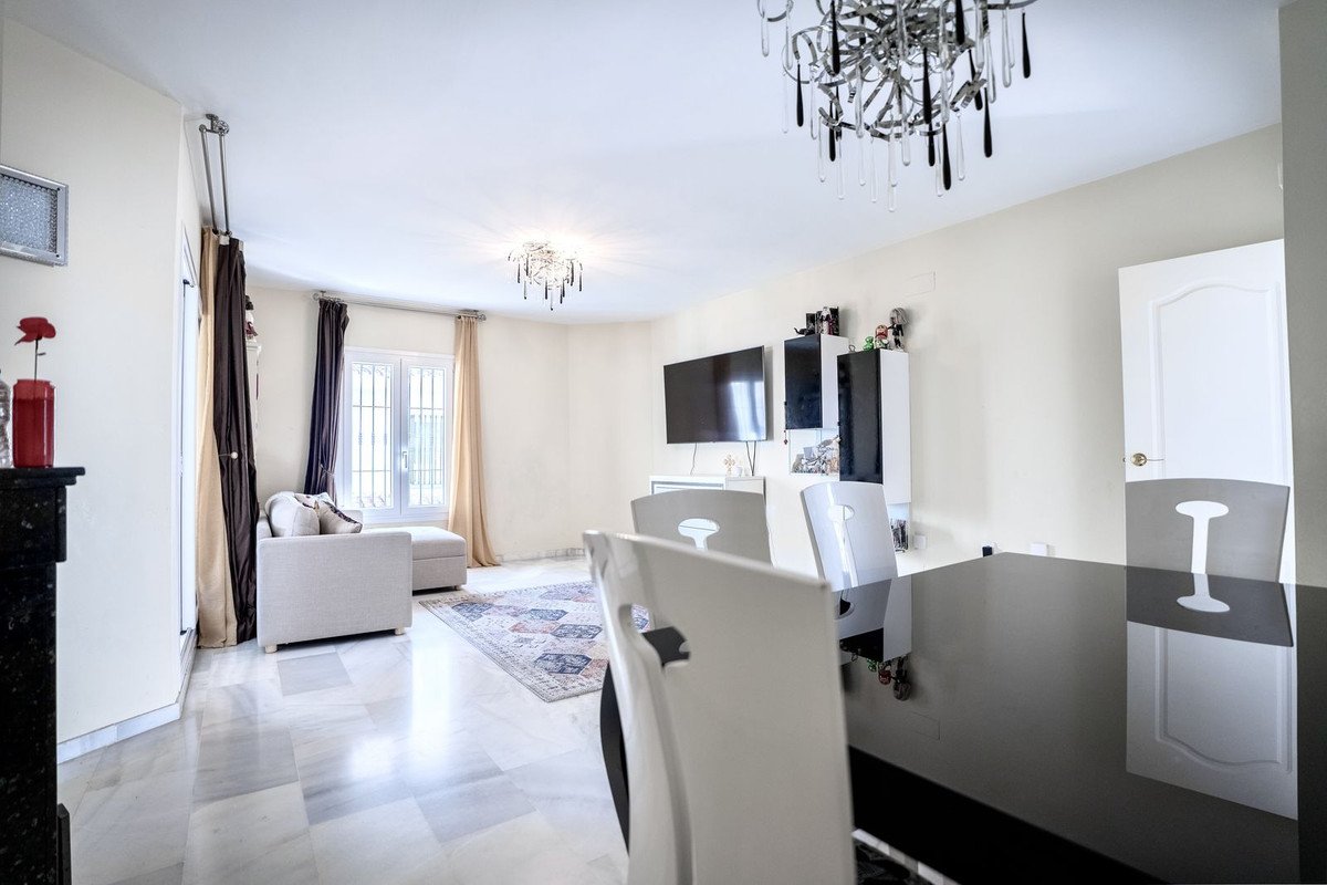 2 Bed شقة في الطابق الأوسط in Nueva Andalucía في Nueva Andalucía, شقة