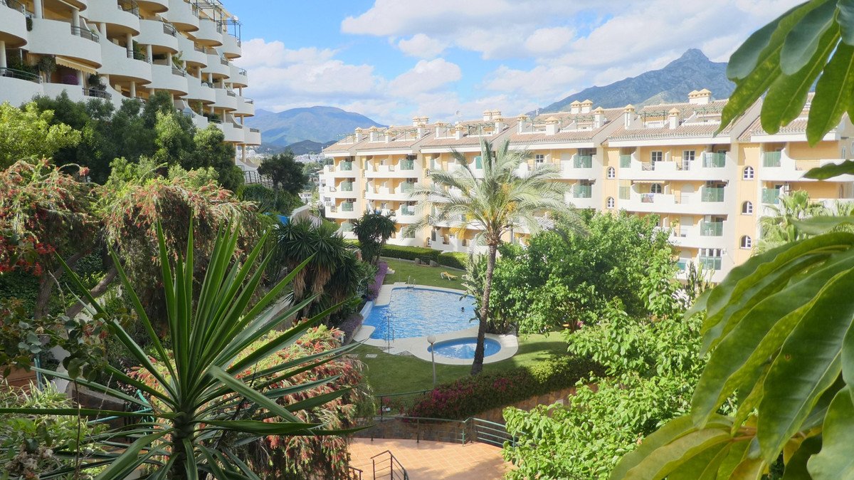2 Bed شقة في الطابق الأوسط in Nueva Andalucía في Nueva Andalucía, شقة
