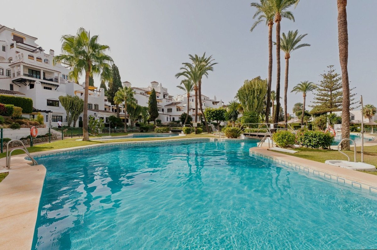 2 Bed Middle Floor Apartment in Nueva Andalucía in Nueva Andalucía, Apartment