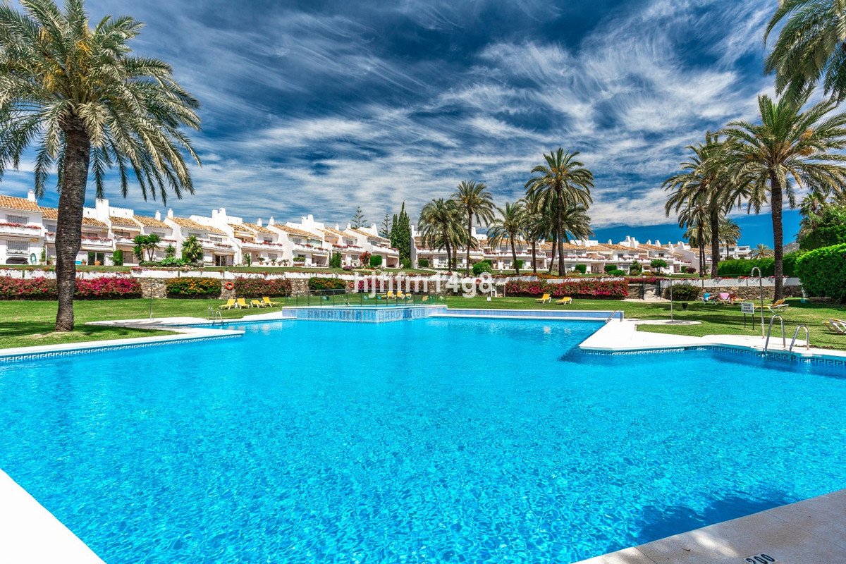 2 Bed شقة في الطابق الأوسط in Nueva Andalucía في Nueva Andalucía, شقة