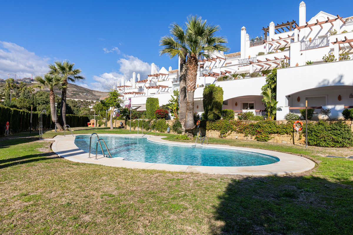 2 Bed شقة في الطابق الأوسط in Nueva Andalucía في Nueva Andalucía, شقة