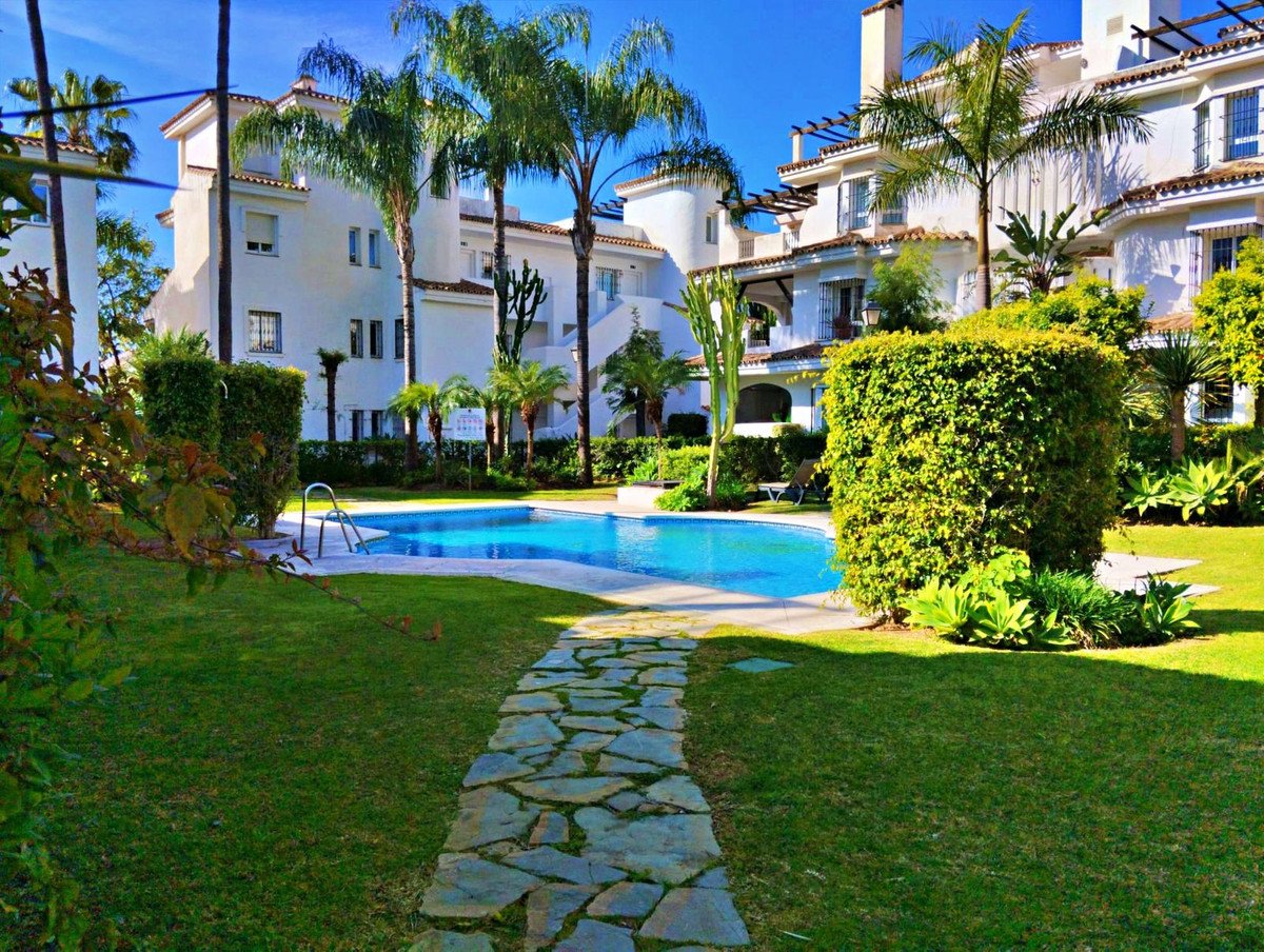 2 Bed شقة في الطابق الأرضي in Nueva Andalucía في Nueva Andalucía, شقة
