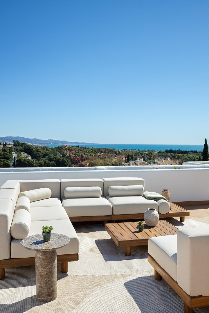 2 Bed Апартамент на среден етаж in Nueva Andalucía