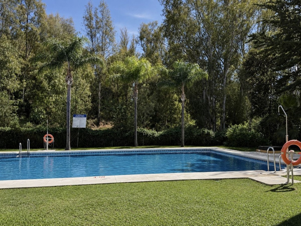 2 Bed Top Floor Apartment in Nueva Andalucía