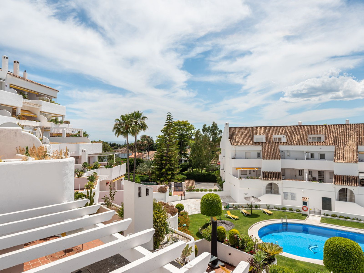 2 Bed شقة في الطابق الأوسط in Nueva Andalucía في Nueva Andalucía, شقة