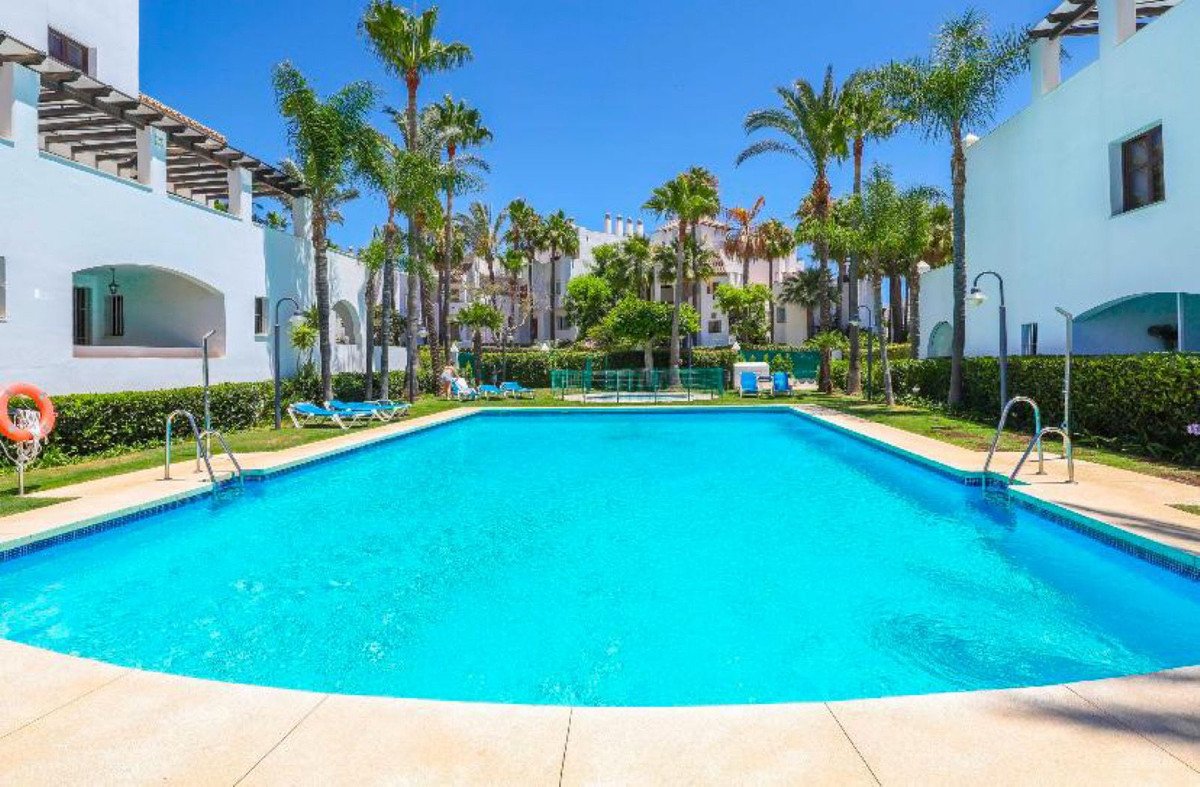 2 Bed شقة في الطابق الأرضي in Nueva Andalucía في Nueva Andalucía, شقة