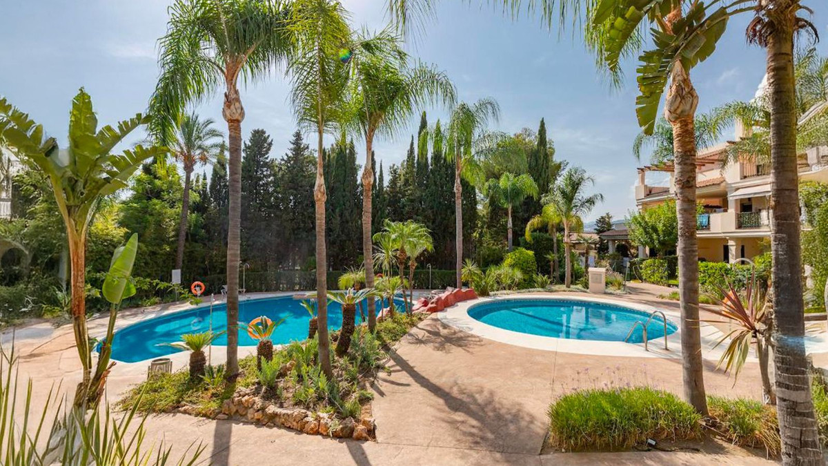 2 Bed شقة في الطابق الأرضي in Nueva Andalucía في Nueva Andalucía, شقة