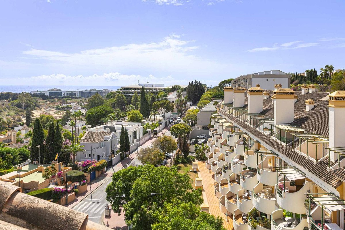 2 Bed Duplex in Nueva Andalucía في Nueva Andalucía, دوبلكس