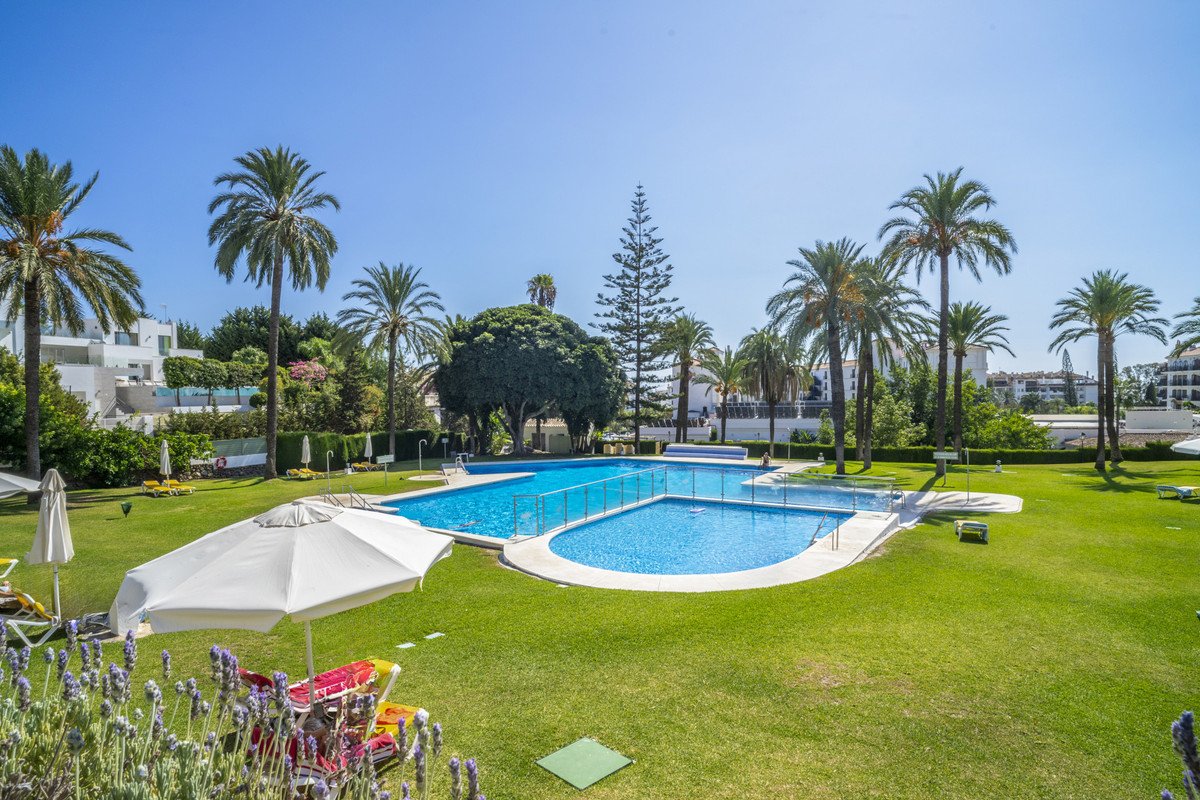 3 Bed شقة في الطابق الأوسط in Nueva Andalucía في Nueva Andalucía, شقة