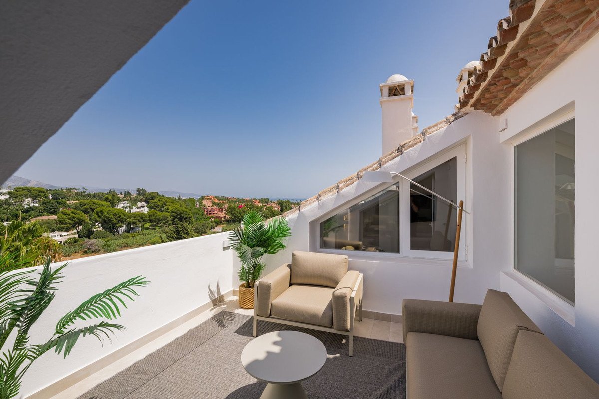 3 Bed Top Floor Apartment in Nueva Andalucía
