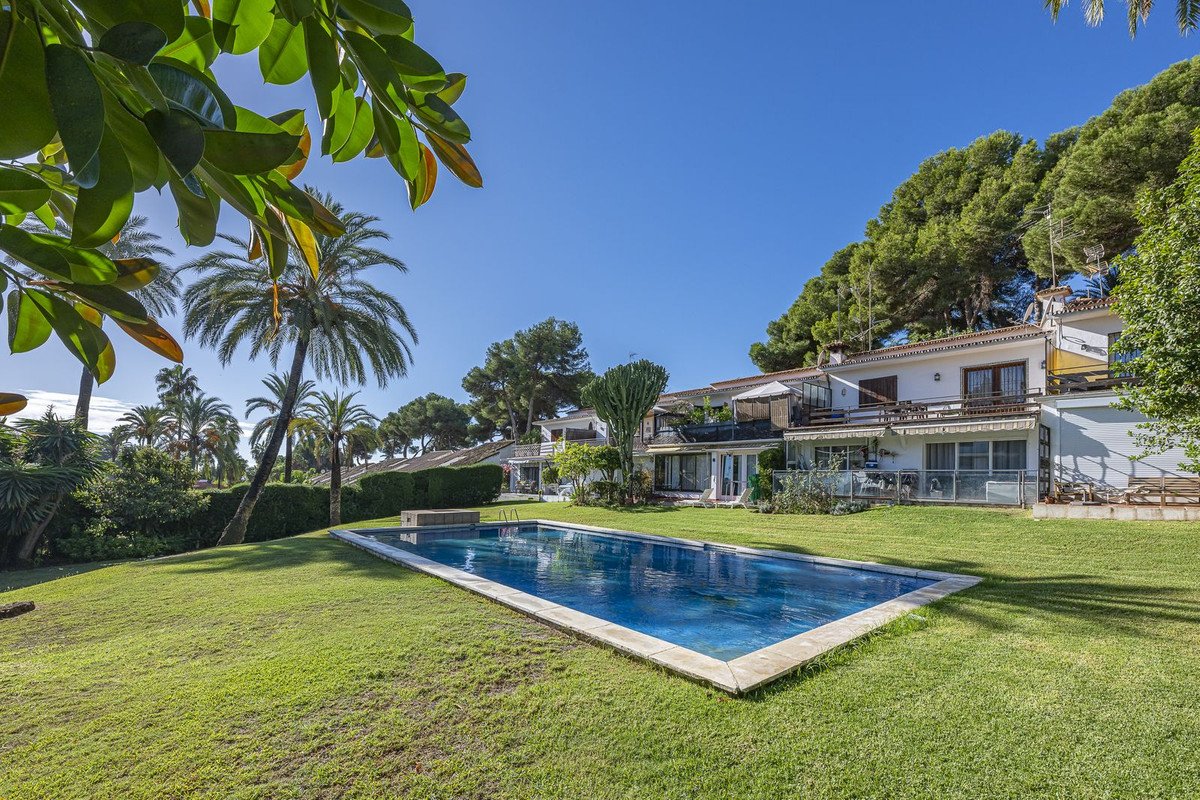 3 Bed شقة في الطابق الأرضي in Nueva Andalucía في Nueva Andalucía, شقة