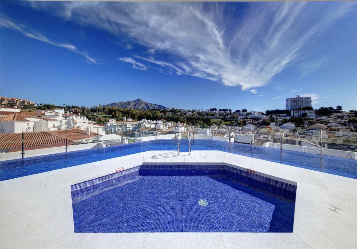 3 Bed شقة في الطابق الأوسط in Nueva Andalucía في Nueva Andalucía, شقة