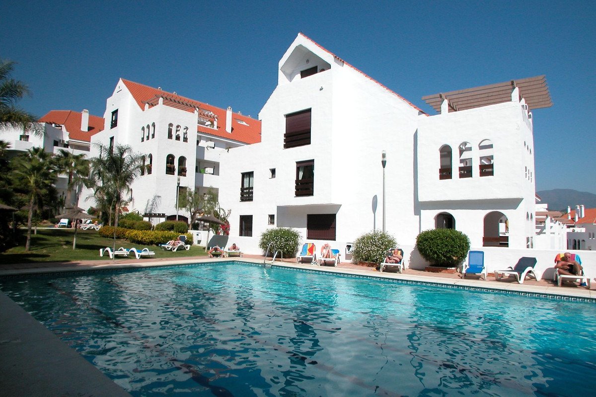 3 Bed Middle Floor Apartment in Nueva Andalucía