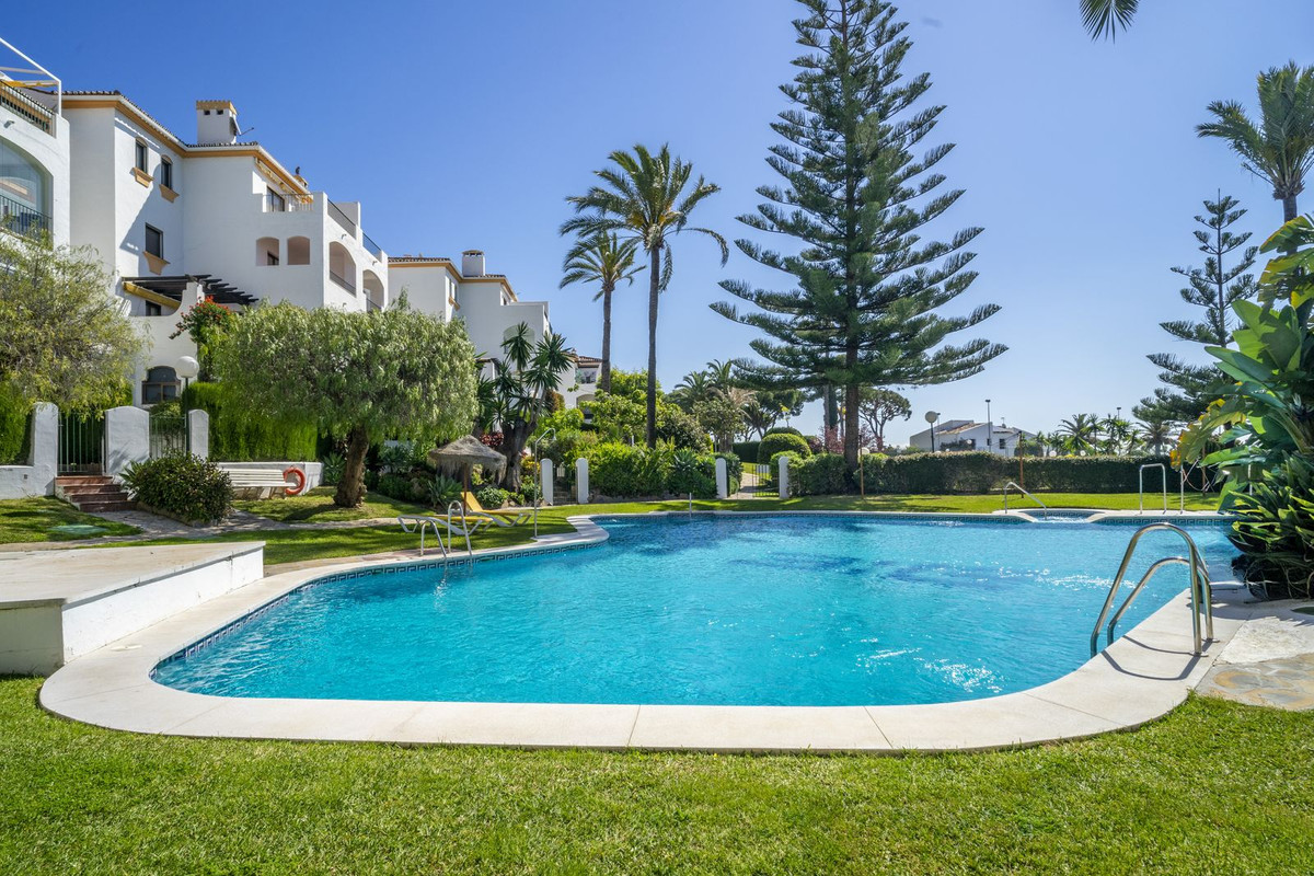 3 Bed شقة في الطابق الأرضي in Nueva Andalucía في Nueva Andalucía, شقة