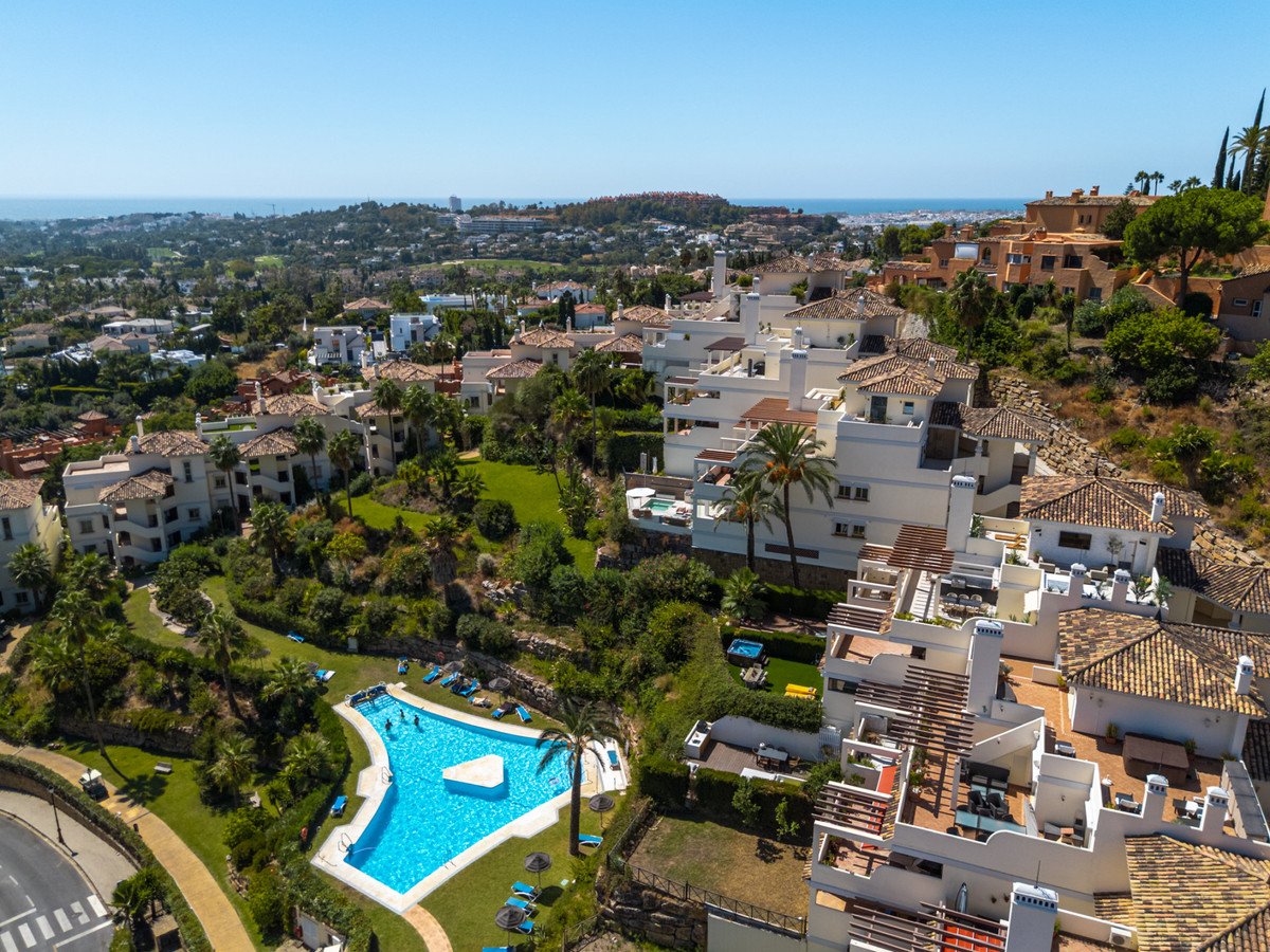 3 Bed شقة في الطابق الأوسط in Nueva Andalucía في Nueva Andalucía, شقة