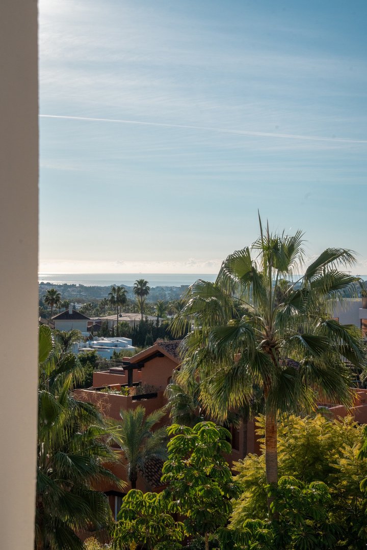 3 Bed شقة في الطابق الأوسط in Nueva Andalucía في Nueva Andalucía, شقة