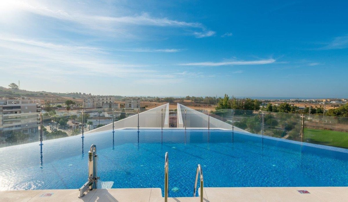 3 Bed Middle Floor Apartment in Nueva Andalucía