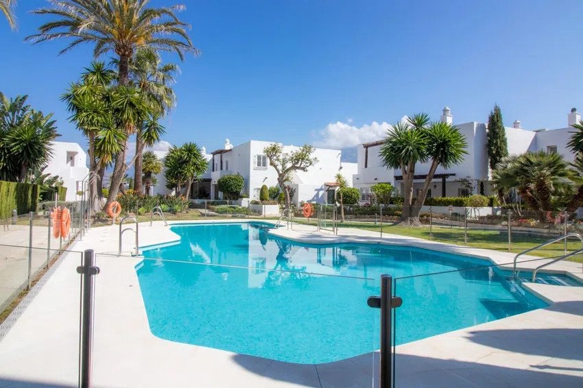 3 Bed شقة في الطابق الأوسط in Nueva Andalucía في Nueva Andalucía, شقة