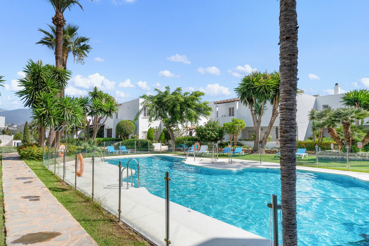 4 Bed شقة في الطابق الأوسط in Nueva Andalucía في Nueva Andalucía, شقة