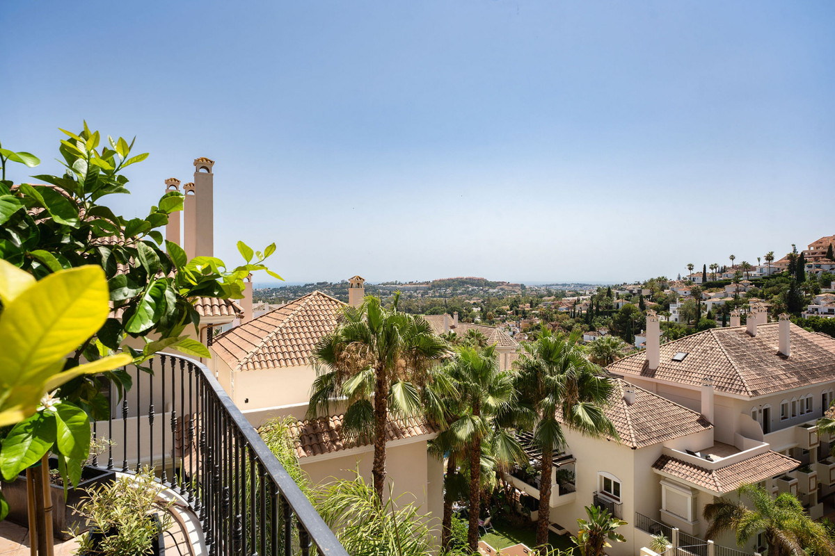4 Bed Duplex in Nueva Andalucía في Nueva Andalucía, دوبلكس