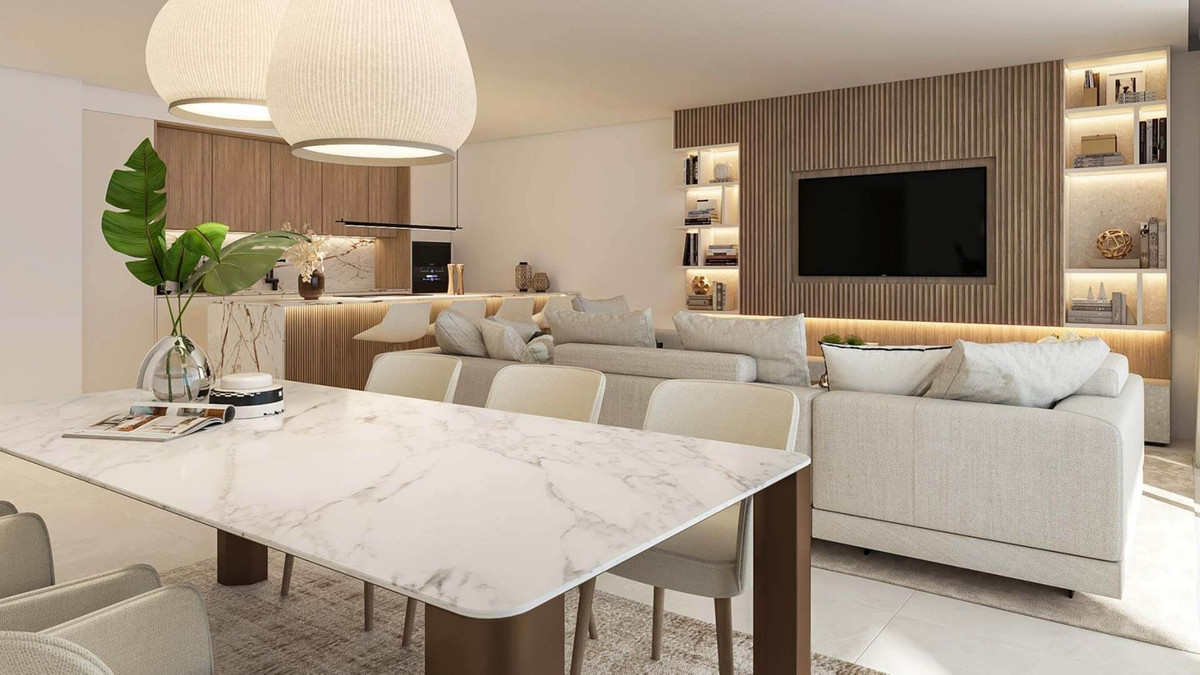 Moderne woon- en eetkamer met marmeren tafel en designverlichting.