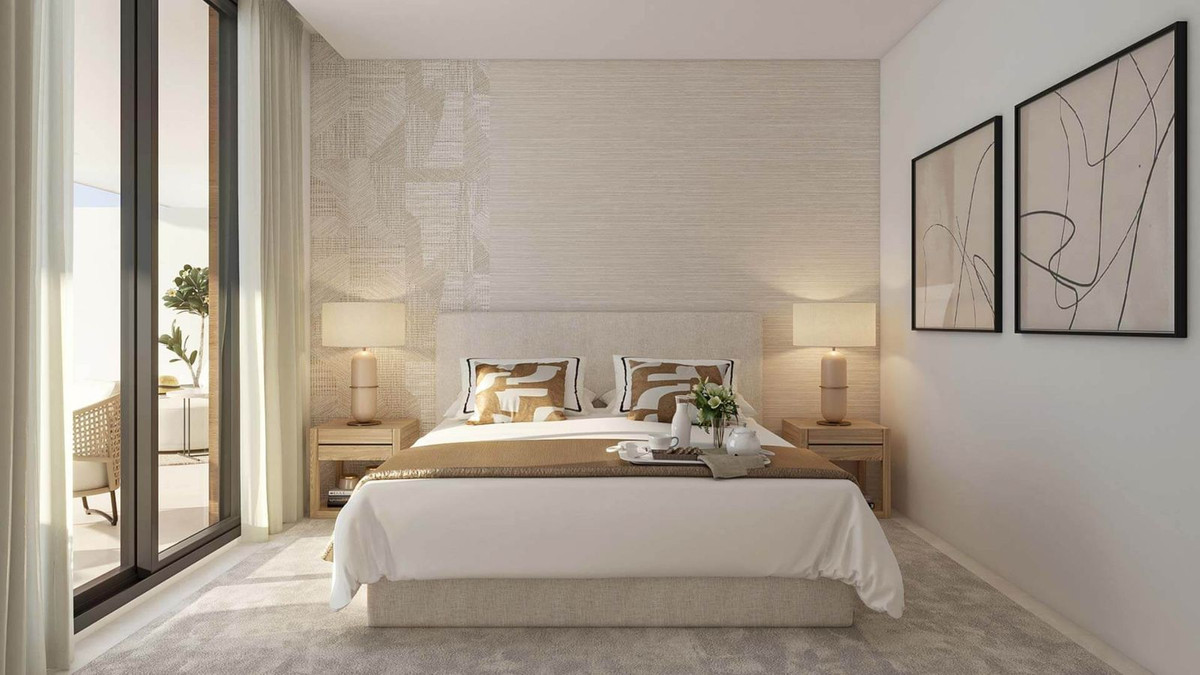 Moderne slaapkamer in Aloha Forest met balkon en minimalistische inrichting.