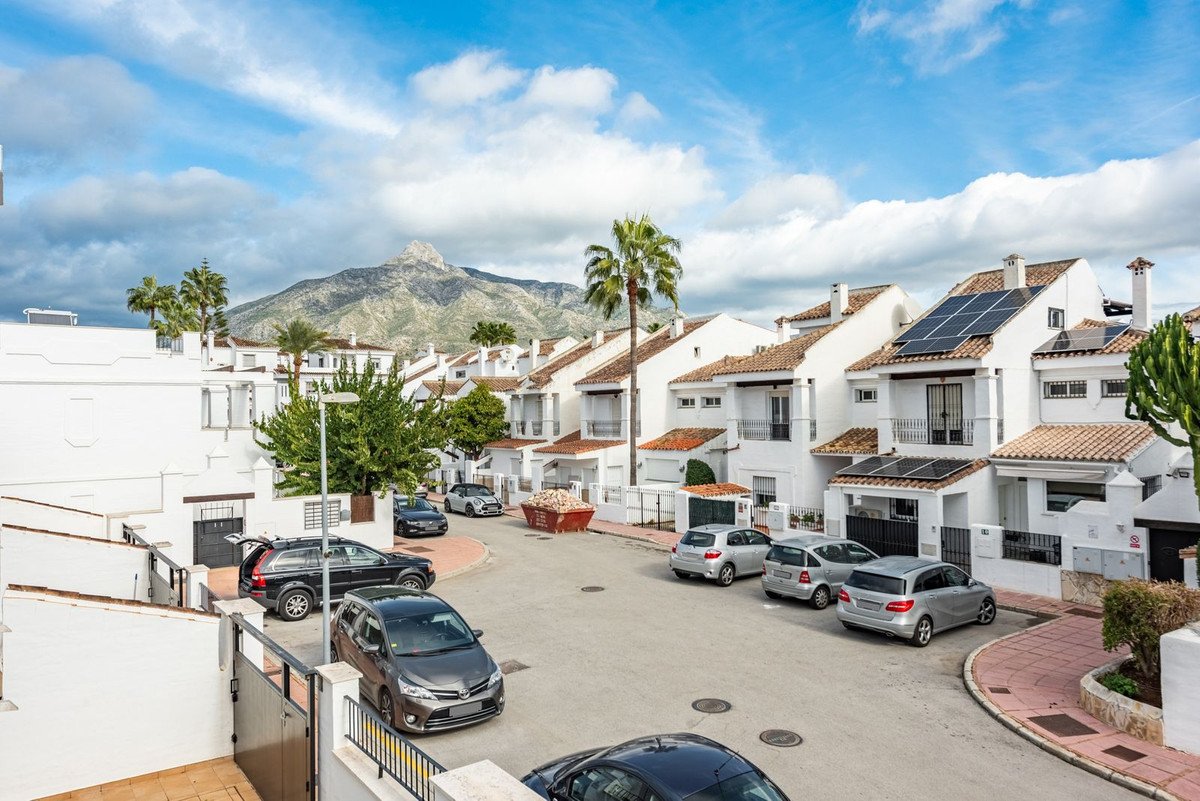 3 Bed بيت مدينة in Nueva Andalucía في Nueva Andalucía, بيت مدينة