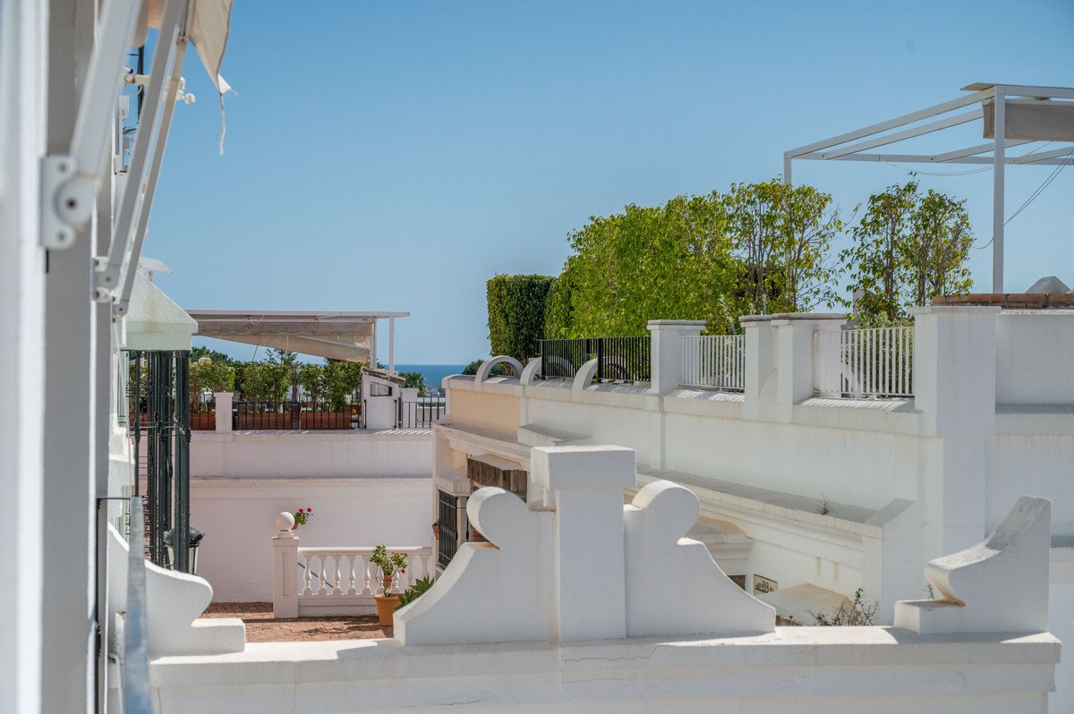 3 Bed بيت مدينة in Nueva Andalucía في Nueva Andalucía, تاون هاوس