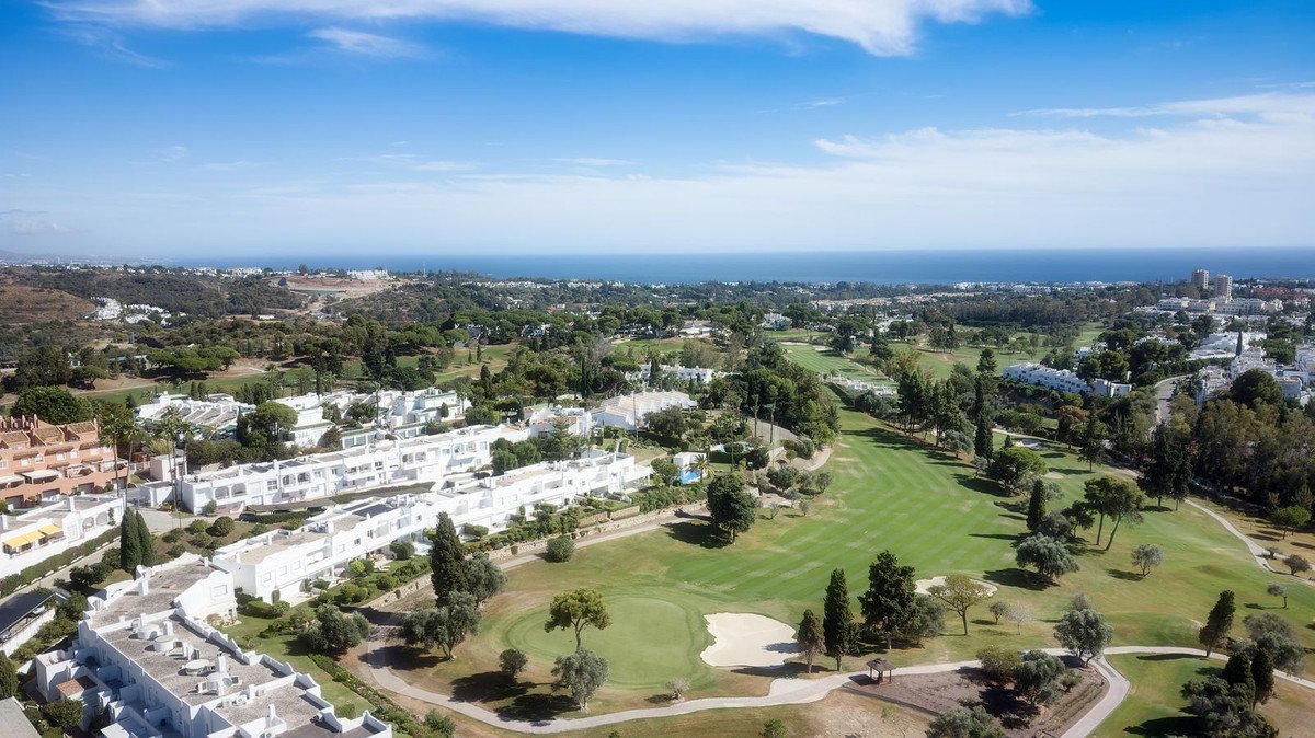 3 Bed بيت مدينة in Nueva Andalucía في Nueva Andalucía, تاون هاوس