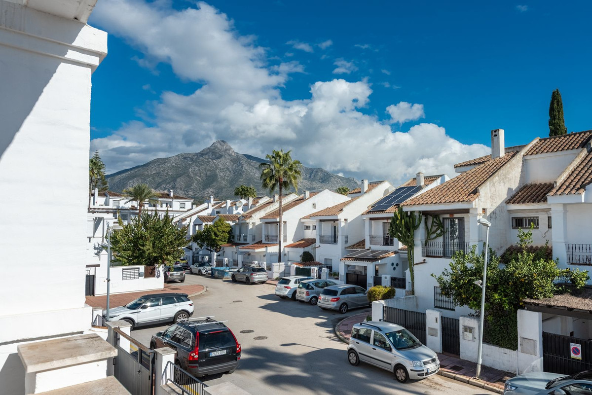 3 Bed بيت مدينة in Nueva Andalucía في Nueva Andalucía, تاون هاوس
