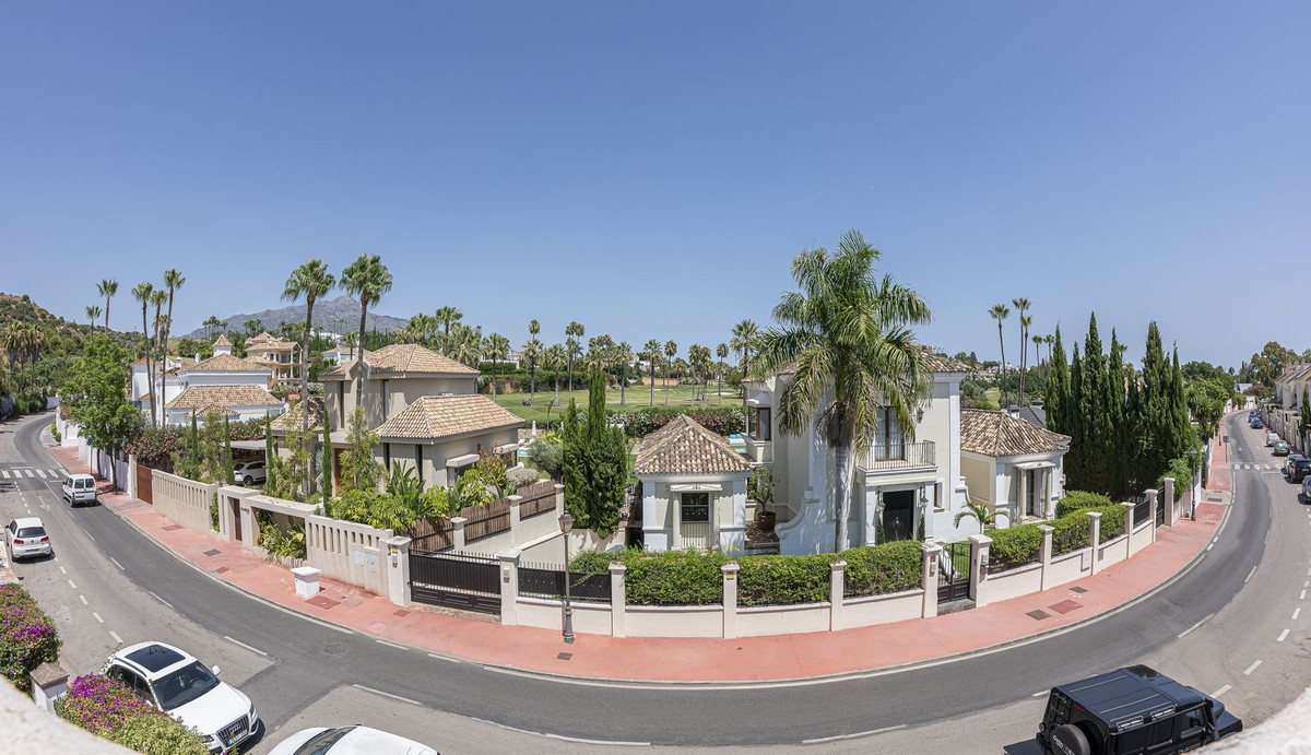 4 Bed بيت مدينة in Nueva Andalucía في Nueva Andalucía, تاون هاوس