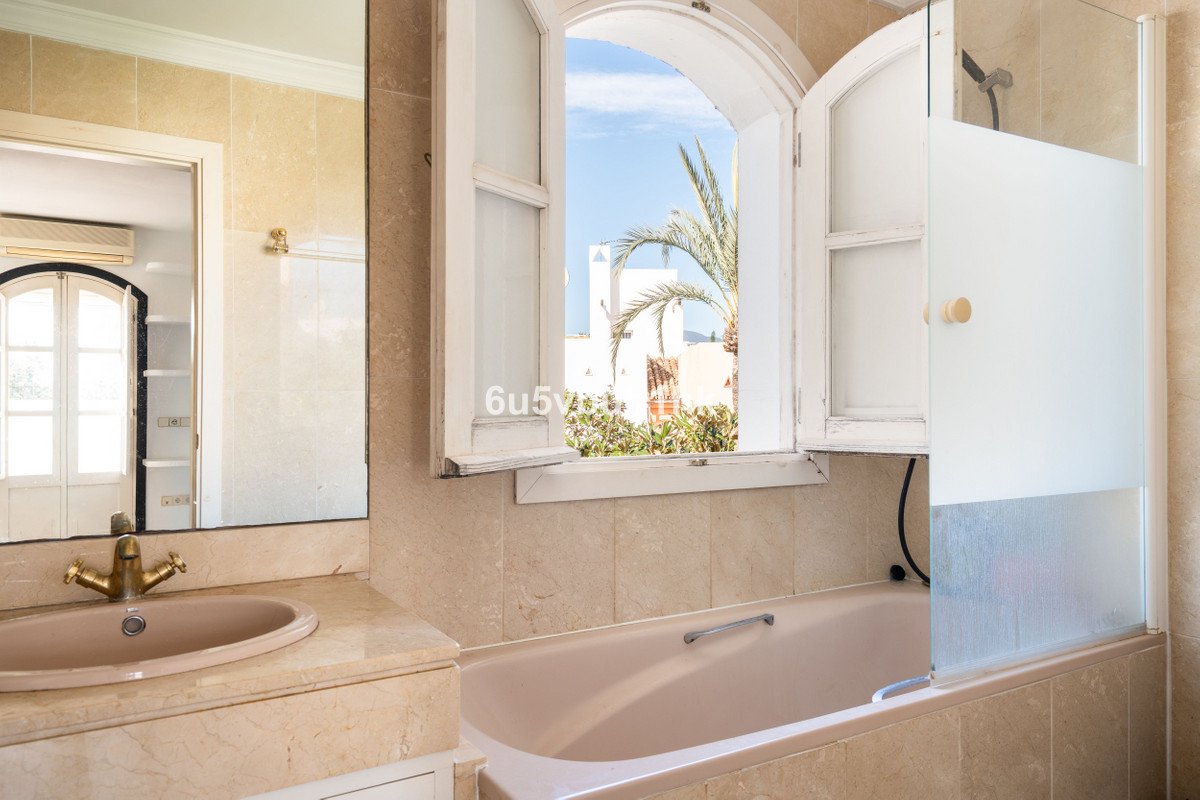4 Bed بيت مدينة in Nueva Andalucía في Nueva Andalucía, تاون هاوس