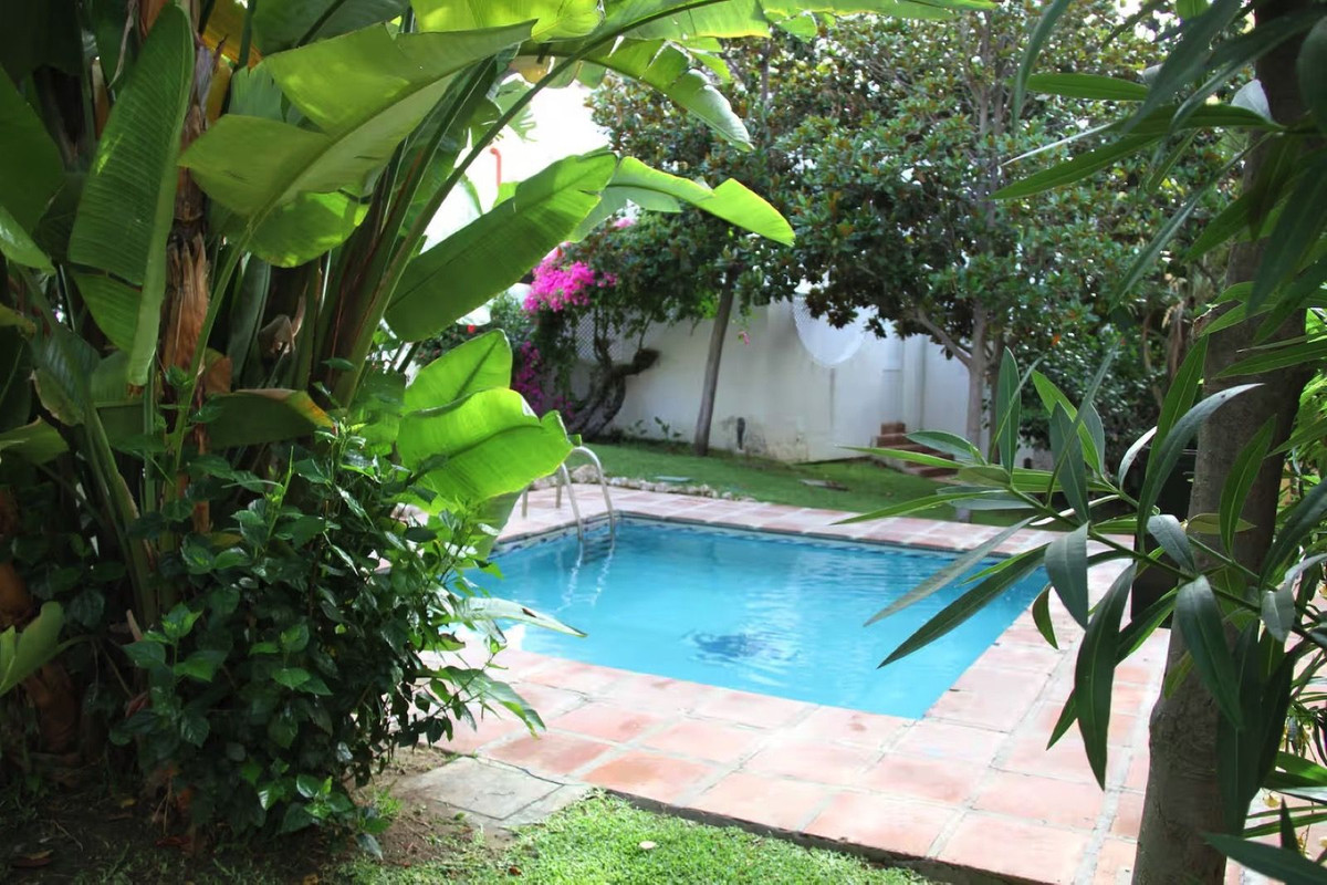 5 Bed بيت مدينة in Nueva Andalucía في Nueva Andalucía, تاون هاوس