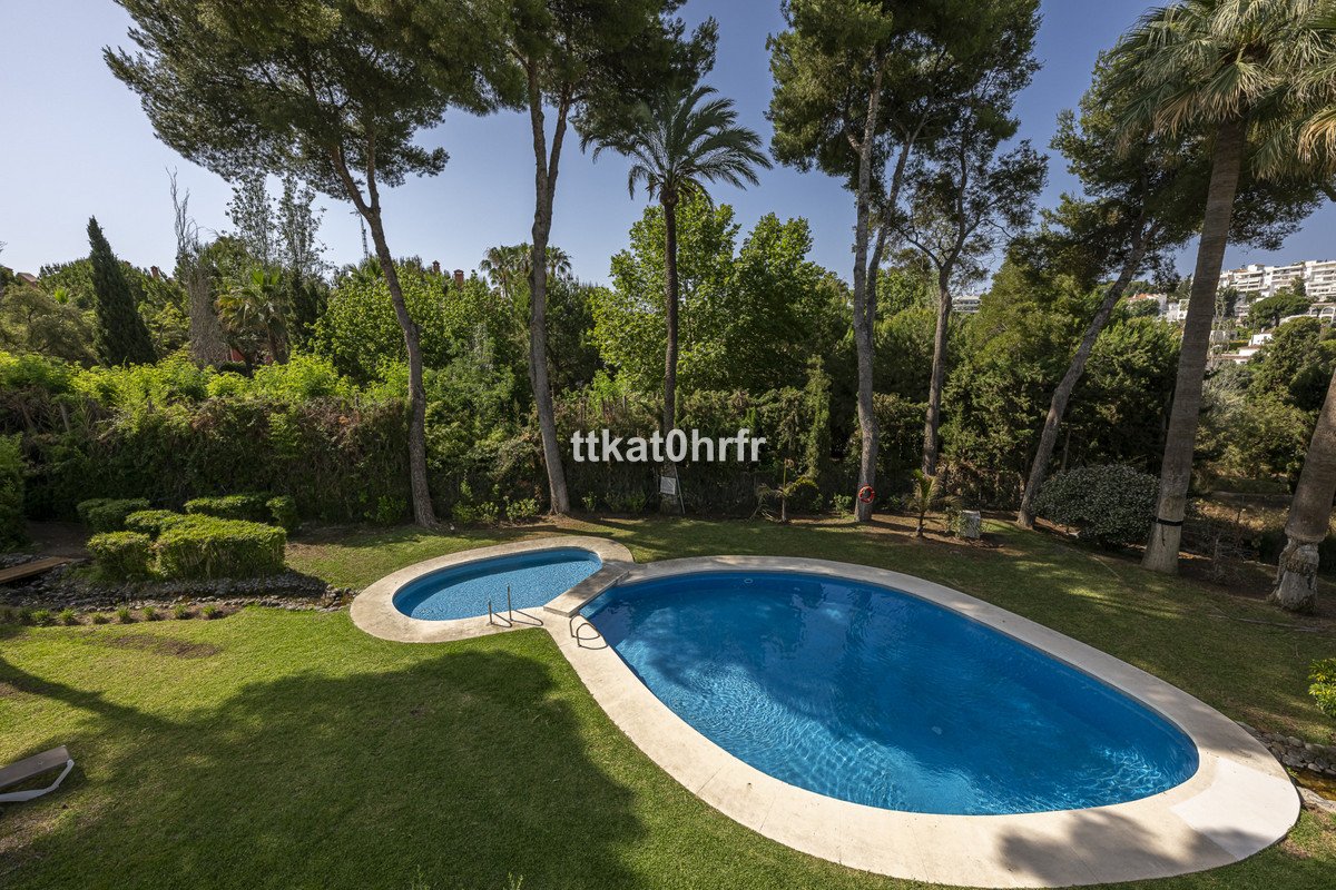4 Bed Atskira vila in Nueva Andalucía