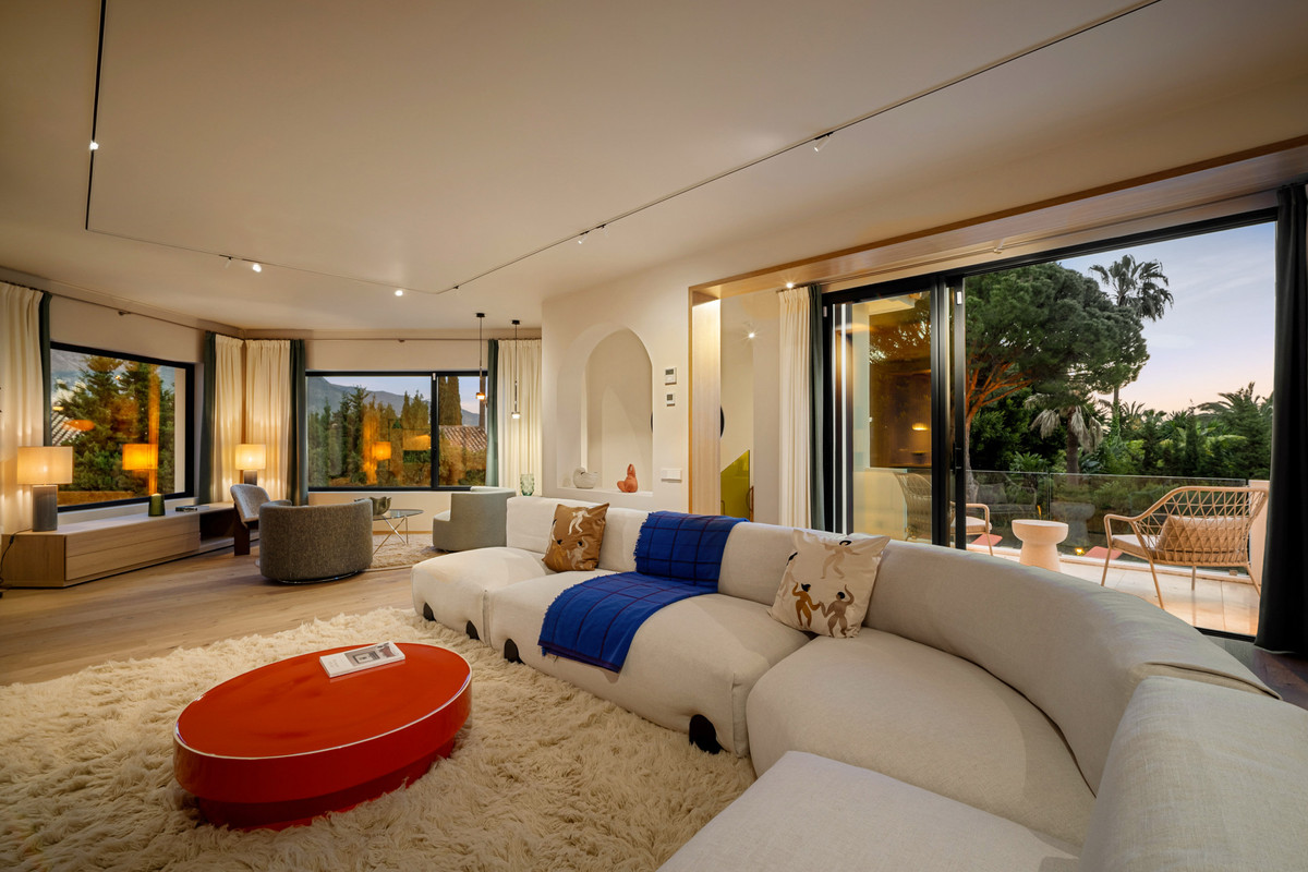 4 Bed فيلا مستقلة in Nueva Andalucía في Nueva Andalucía, فيلا منفصلة