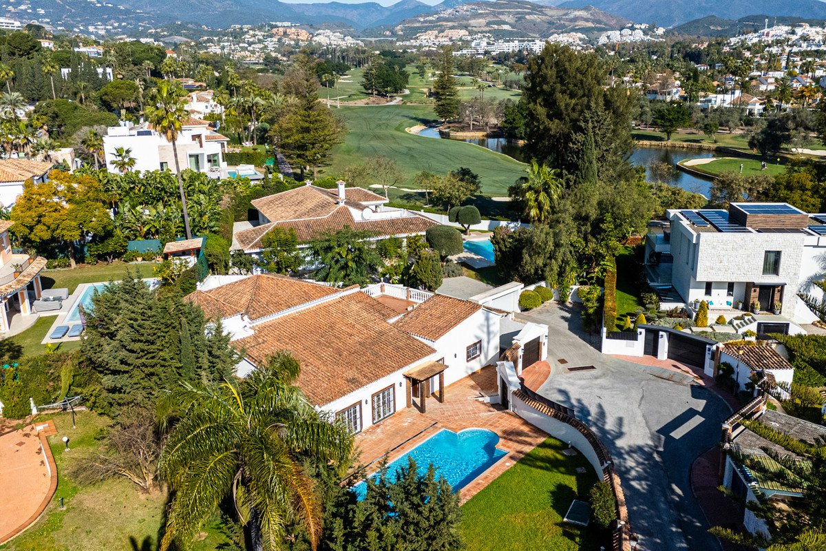 4 Bed فيلا مستقلة in Nueva Andalucía في Nueva Andalucía, فيلا منفصلة
