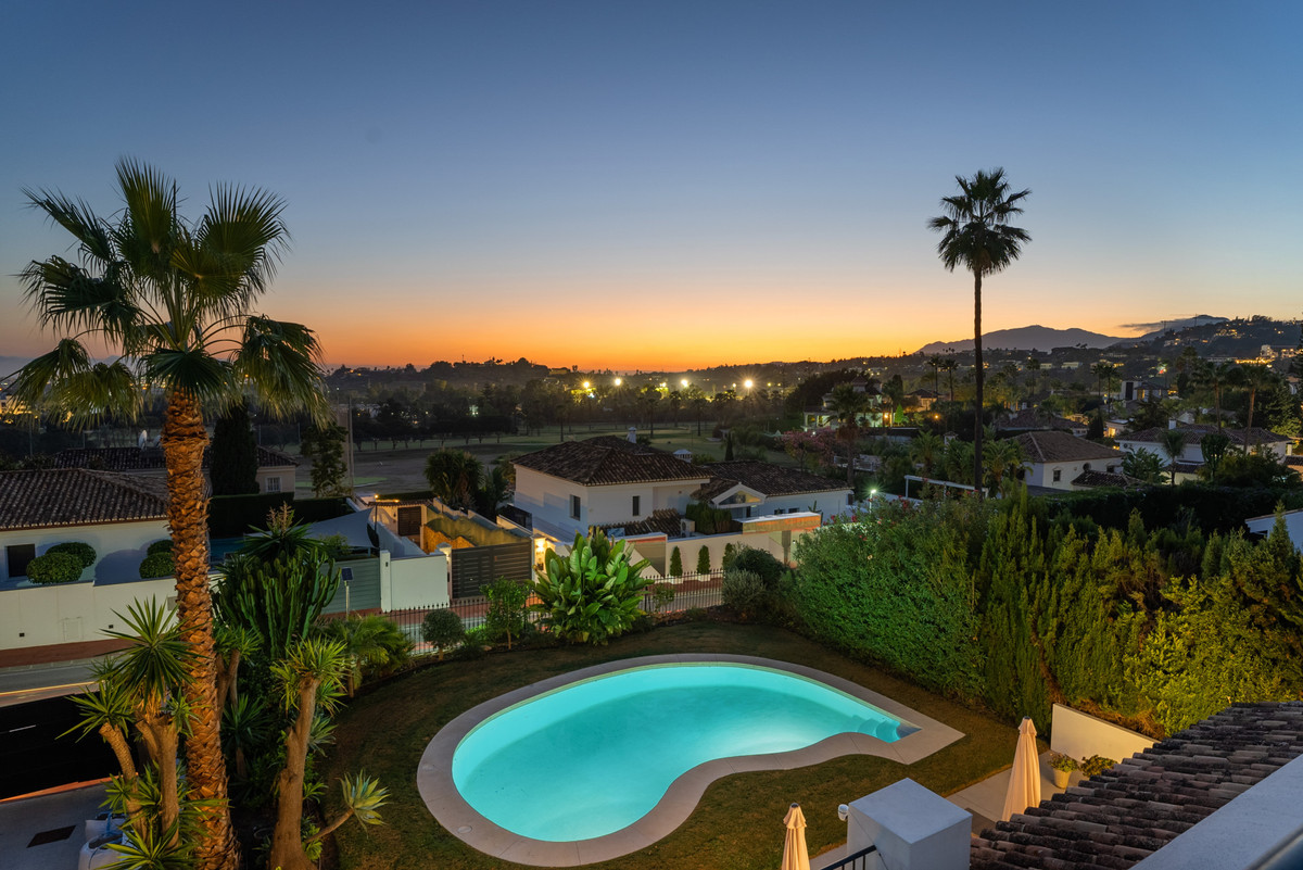 4 Bed فيلا مستقلة in Nueva Andalucía في Nueva Andalucía, فيلا منفصلة