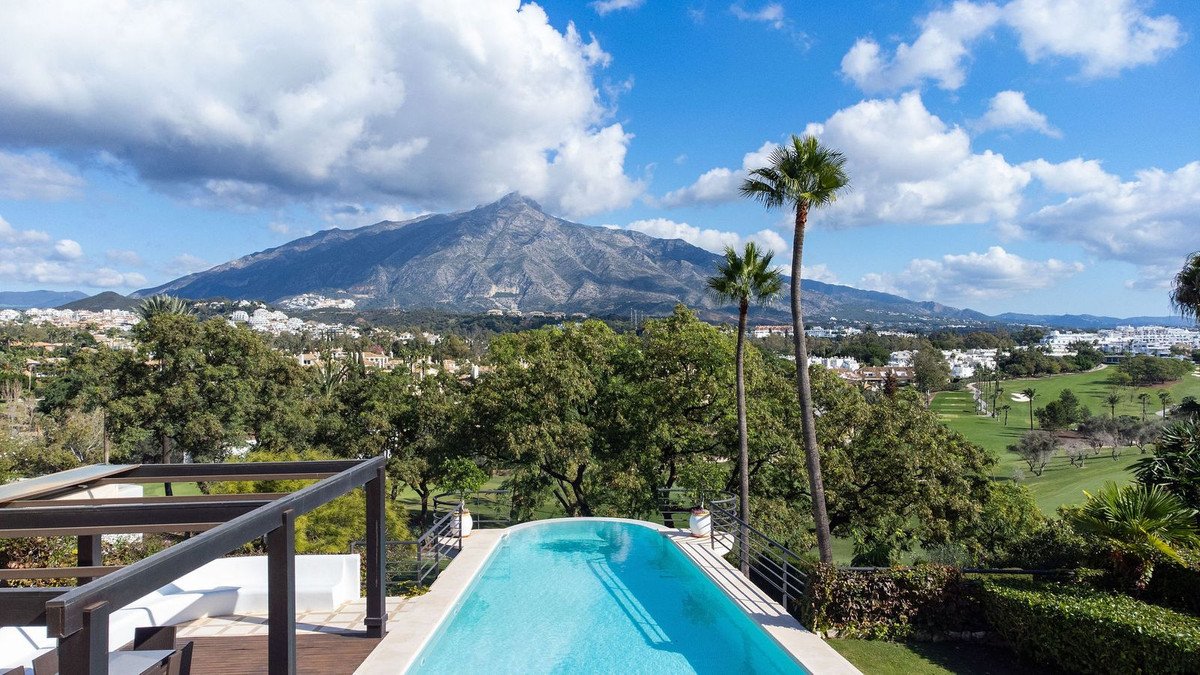 3 Bed Vrijstaande Villa in Nueva Andalucía in Nueva Andalucía — Vrijstaande Villa