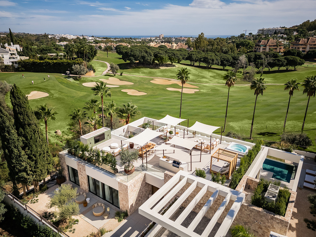 4 Bed فيلا مستقلة in Nueva Andalucía في Nueva Andalucía, فيلا منفصلة