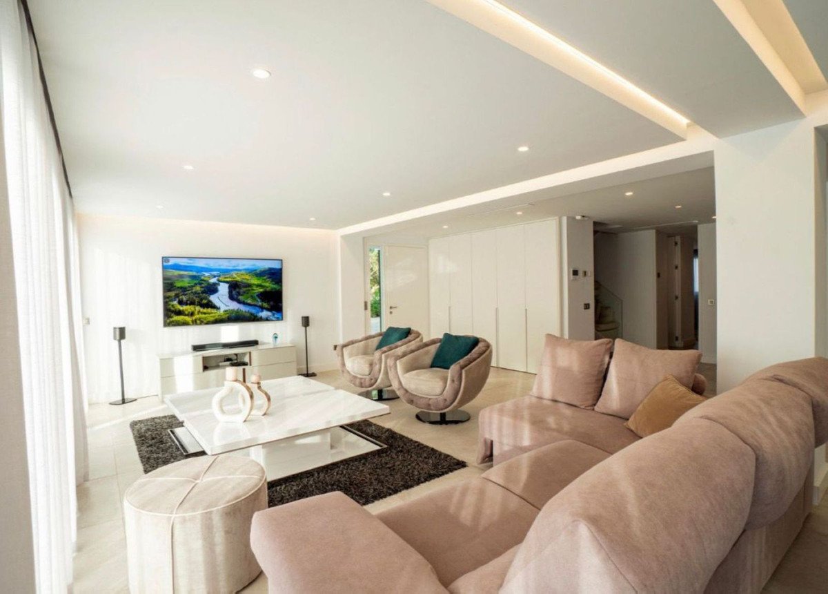 5 Bed فيلا مستقلة in Nueva Andalucía في Nueva Andalucía, فيلا مستقلة