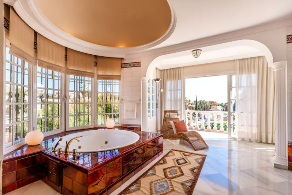 5 Bed فيلا مستقلة in Nueva Andalucía في Nueva Andalucía, فيلا منفصلة