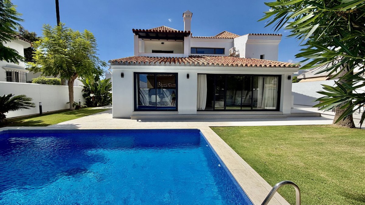 5 Bed Atskira vila in Nueva Andalucía