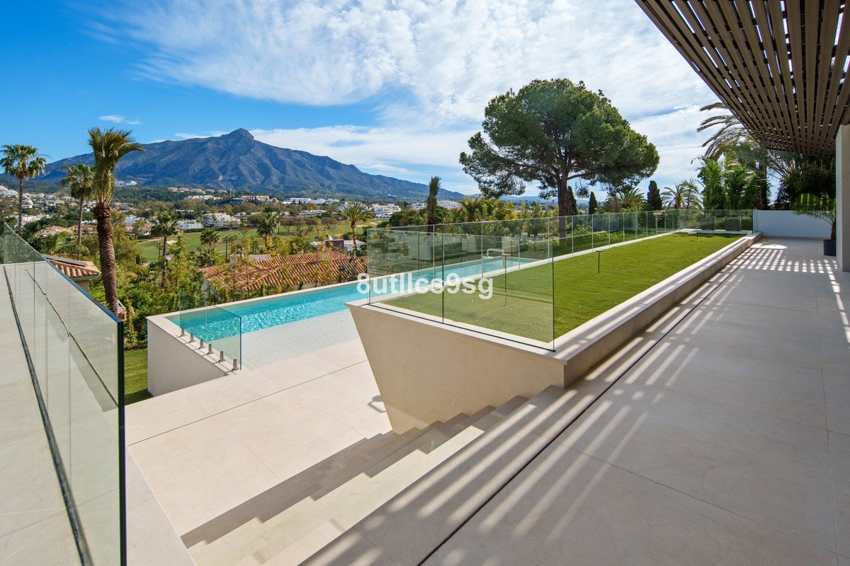 5 Bed Samostatně stojící vila in Nueva Andalucía