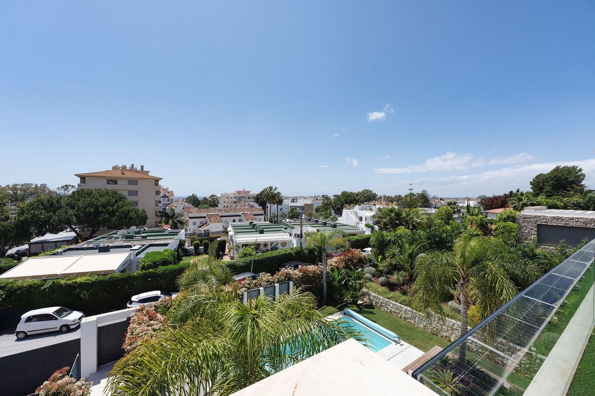 5 Bed فيلا مستقلة in Nueva Andalucía في Nueva Andalucía, فيلا منفصلة
