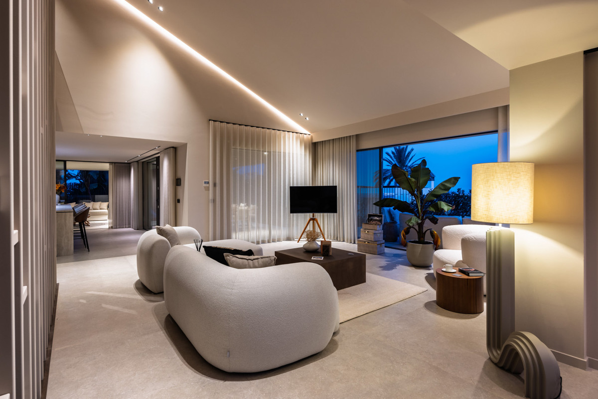 5 Bed فيلا مستقلة in Nueva Andalucía في Nueva Andalucía, فيلا منفصلة