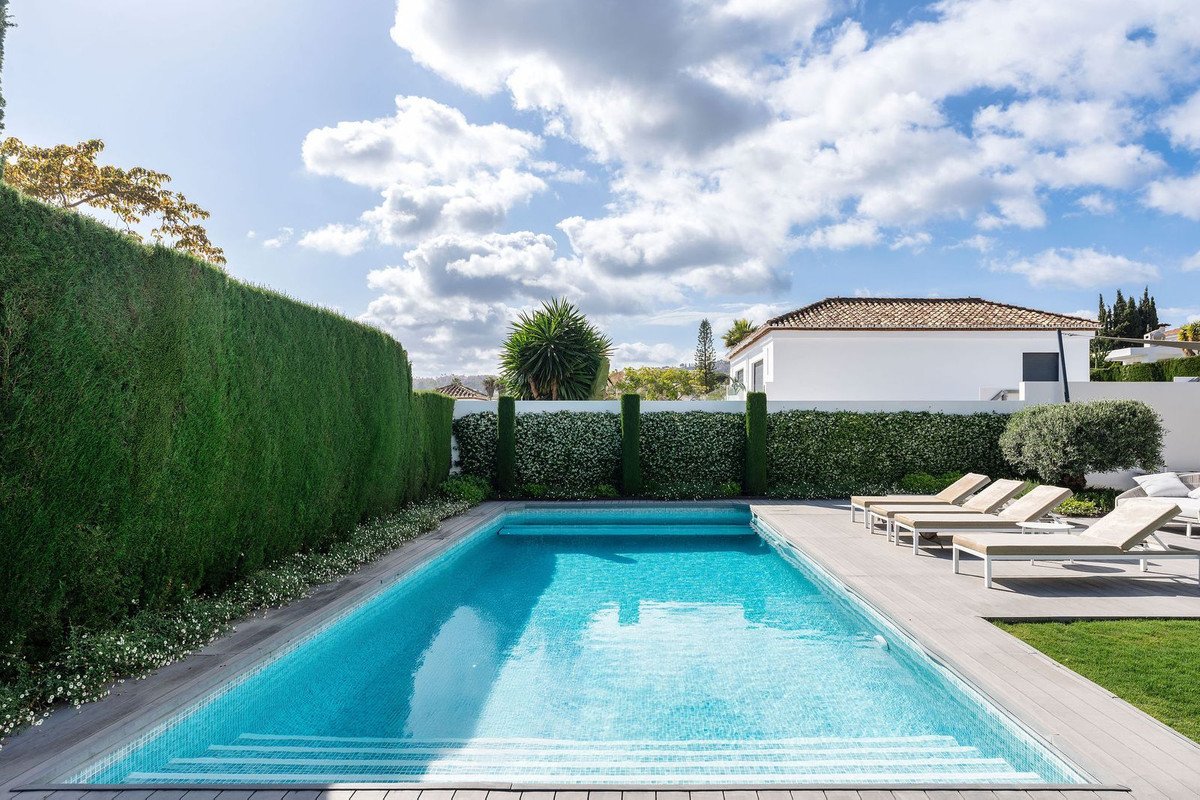5 Bed فيلا مستقلة in Nueva Andalucía في Nueva Andalucía, فيلا منفصلة