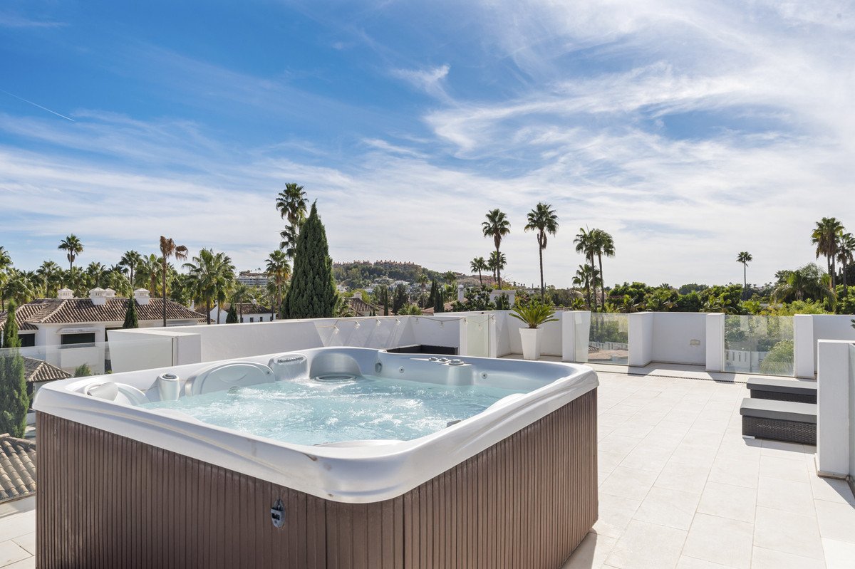 5 Bed Samostatne stojaca vila in Nueva Andalucía v Nueva Andalucía, Samostatná vila